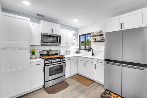 Kitchen - 910 NW 197th Ter, Miami Gardens, FL 33169 photo 2 of 6