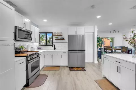 Kitchen - 910 NW 197th Ter, Miami Gardens, FL 33169 photo 4 of 6