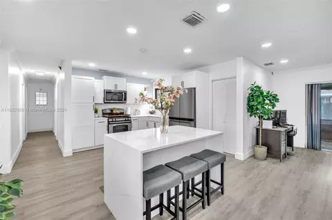 Kitchen - 910 NW 197th Ter, Miami Gardens, FL 33169 photo 5 of 6