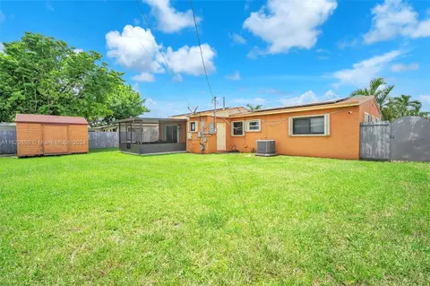 Exterior - 910 NW 197th Ter, Miami Gardens, FL 33169 photo 5 of 5