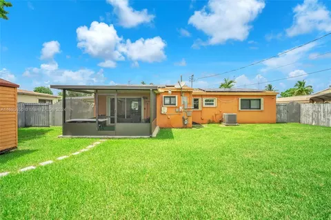 Exterior - 910 NW 197th Ter, Miami Gardens, FL 33169 photo 3 of 5