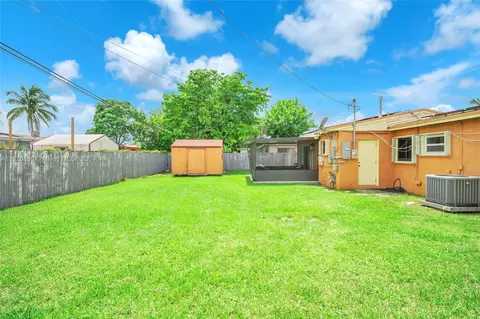 Exterior - 910 NW 197th Ter, Miami Gardens, FL 33169 photo 4 of 5