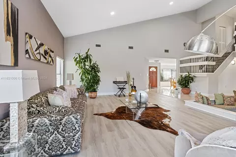 9421 NW 10th St, Plantation, FL 33322