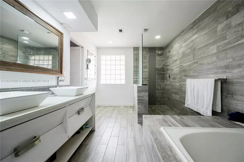  1027 NE 202nd Ln, Miami, FL 33179 photo 36