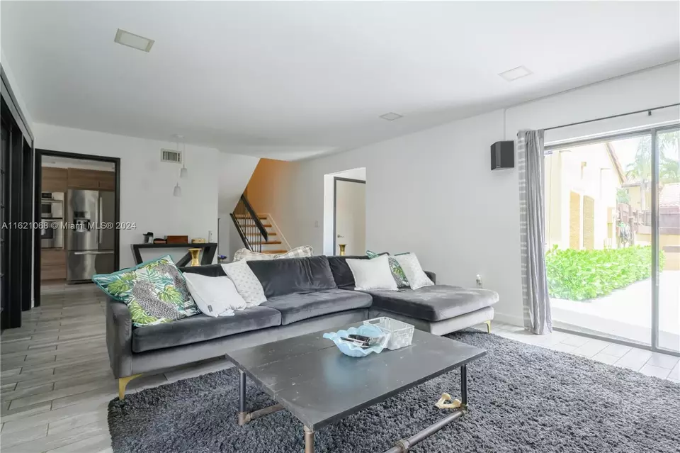  1027 NE 202nd Ln, Miami, FL 33179 photo 5