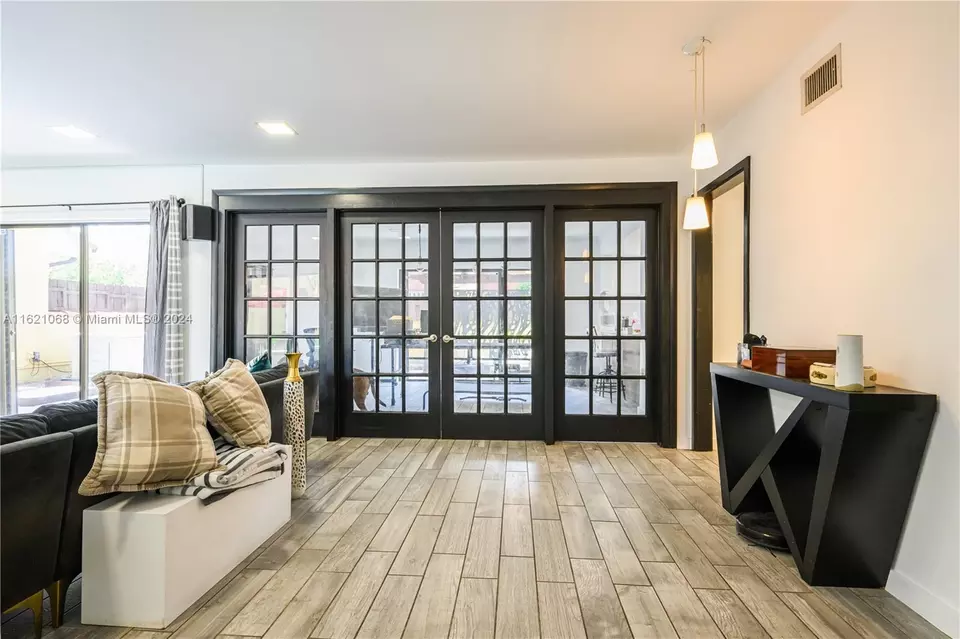  1027 NE 202nd Ln, Miami, FL 33179 photo 8