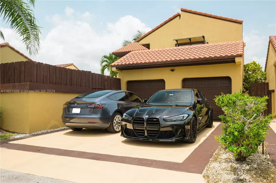  1027 NE 202nd Ln, Miami, FL 33179 photo 1