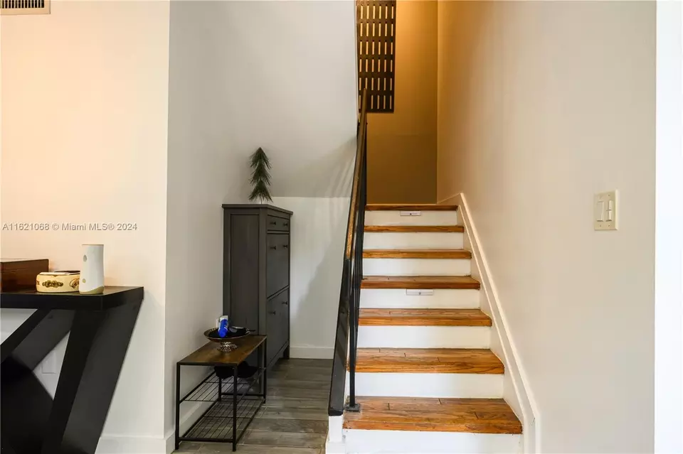  1027 NE 202nd Ln, Miami, FL 33179 photo 17