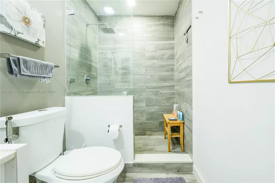  1027 NE 202nd Ln, Miami, FL 33179 photo 23