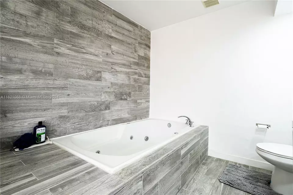  1027 NE 202nd Ln, Miami, FL 33179 photo 34