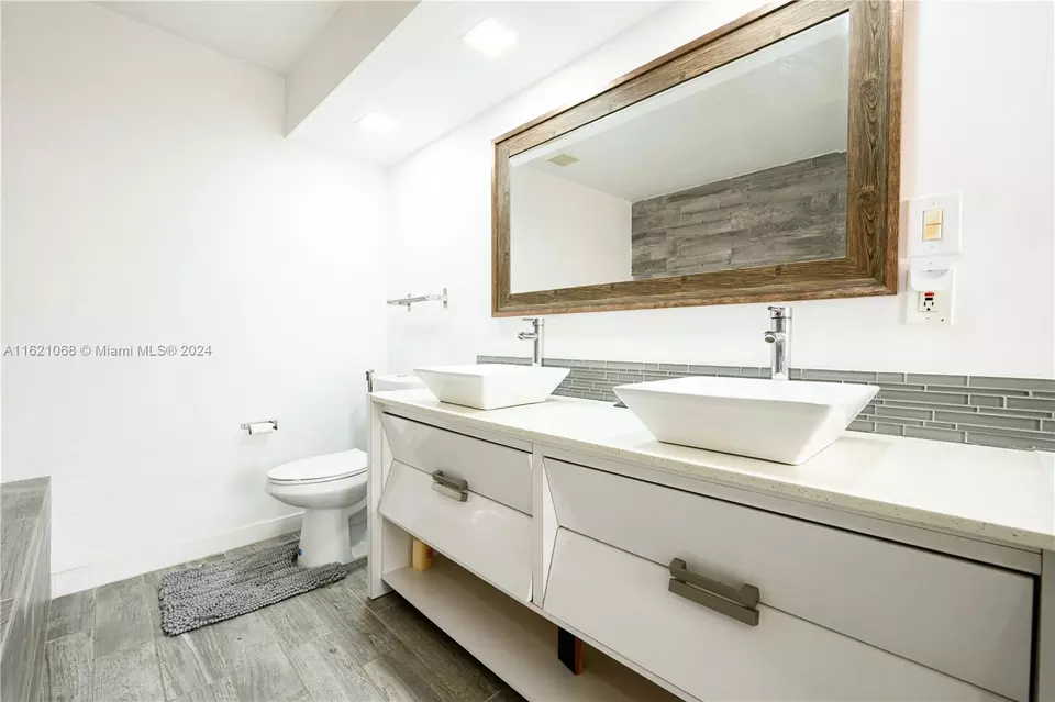  1027 NE 202nd Ln, Miami, FL 33179 photo 33