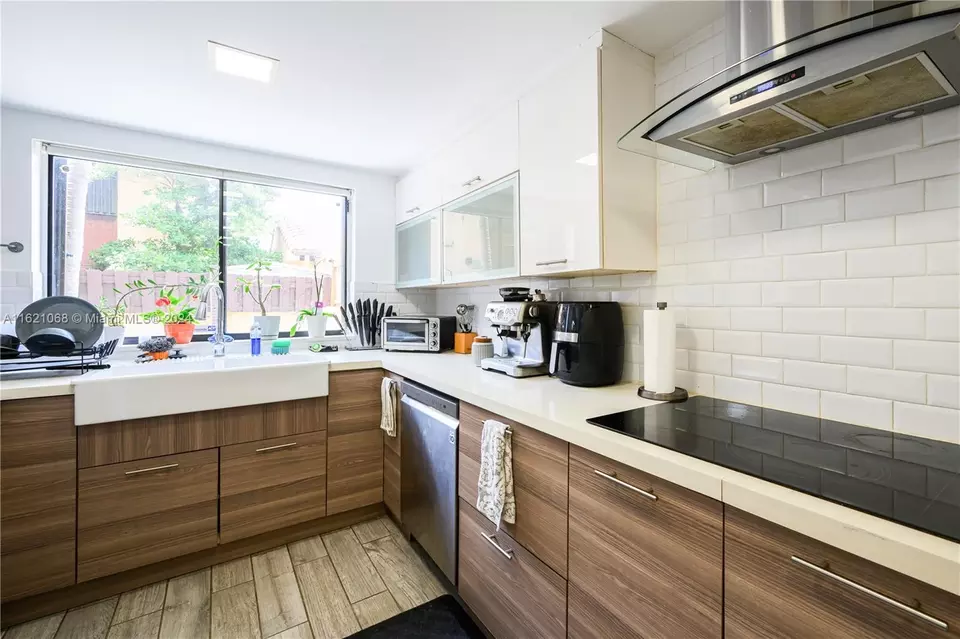  1027 NE 202nd Ln, Miami, FL 33179 photo 10