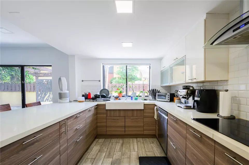  1027 NE 202nd Ln, Miami, FL 33179 photo 11