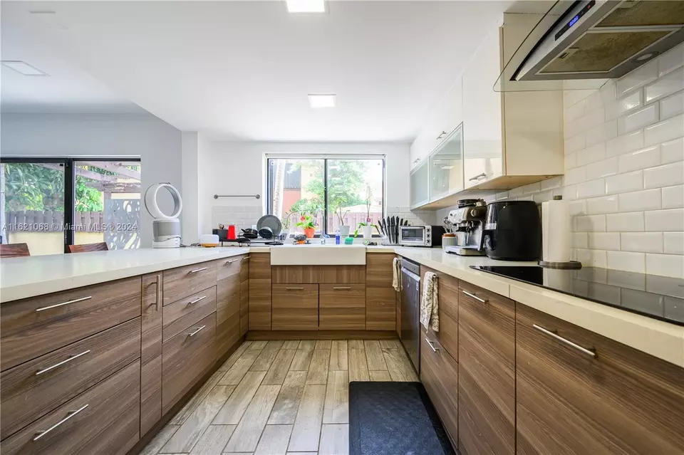  1027 NE 202nd Ln, Miami, FL 33179 photo 9