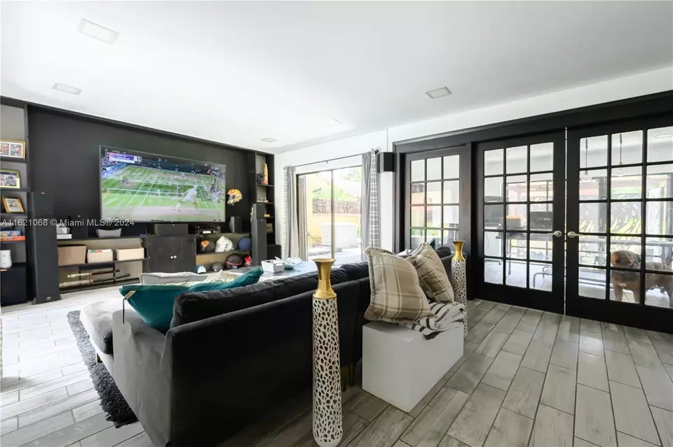  1027 NE 202nd Ln, Miami, FL 33179 photo 4