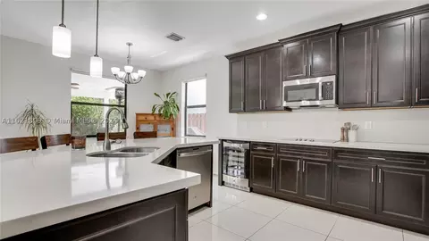 10225 NW 87th Ter, Doral, FL 33178