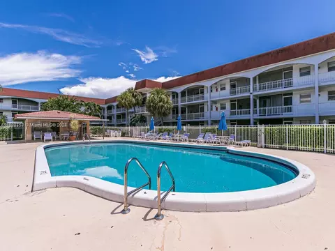 541 Blue Heron Dr #112, Hallandale Beach, FL 33009