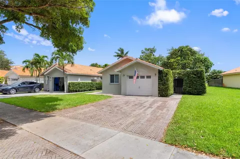 7325 Coldstream Dr, Hialeah, FL 33015 photo 2