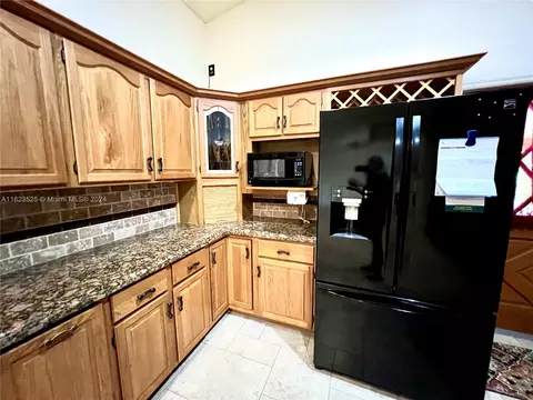 Kitchen - 2110 NE 39th Blvd, Okeechobee, FL 34972 photo 4 of 5
