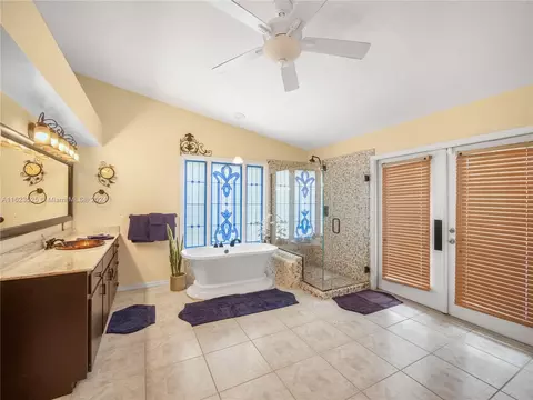 Bath - 2110 NE 39th Blvd, Okeechobee, FL 34972 photo 1 of 3