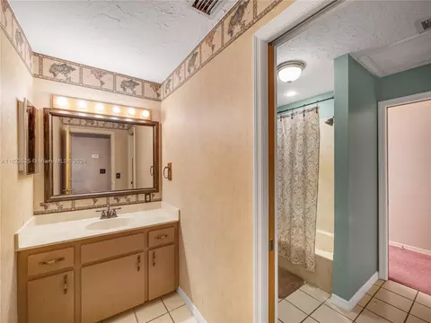 Bath - 2110 NE 39th Blvd, Okeechobee, FL 34972 photo 3 of 3