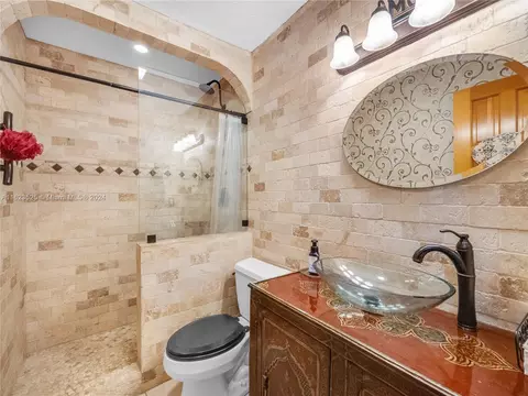 Bath - 2110 NE 39th Blvd, Okeechobee, FL 34972 photo 2 of 3