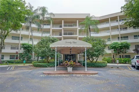 3980 Oaks Clubhouse Dr #406, Pompano Beach, FL 33069