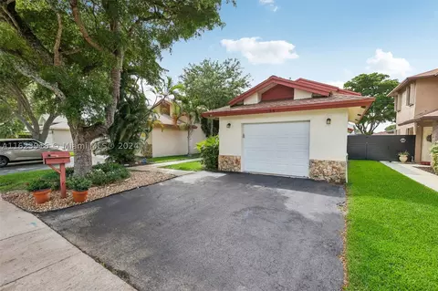 534 Lakeside Cir, Sunrise, FL 33326