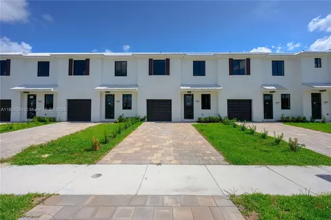 860 SW 1st St, Florida City, FL 33034