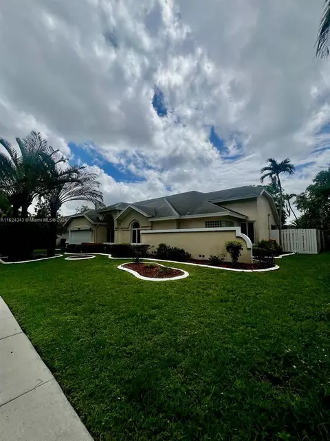 5245 NW 70th Ave, Lauderhill, FL 33319