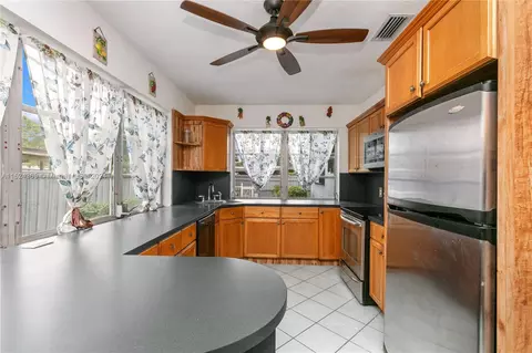 6852 SW 9th St, Pembroke Pines, FL 33023