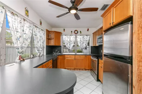 6852 SW 9th St, Pembroke Pines, FL 33023