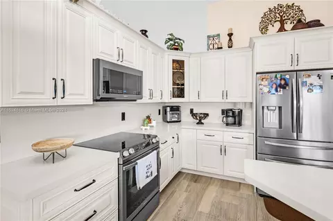 9044 NW 172nd Ter, Hialeah, FL 33018