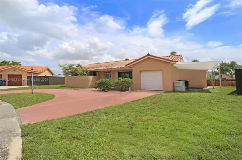 19960 NW 65th Ct, Hialeah, FL 33015 photo 2