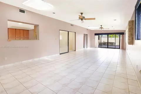 19960 NW 65th Ct, Hialeah, FL 33015 photo 16