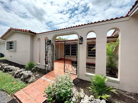 610 NW 93rd Ter, Pembroke Pines, FL 33024