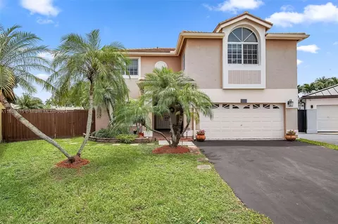 19561 NW 82nd Ct, Hialeah, FL 33015