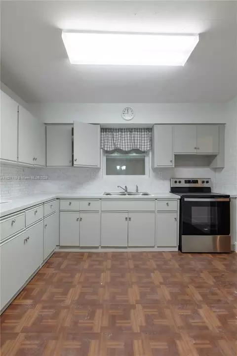1085 W 33rd Pl, Hialeah, FL 33012 photo 3