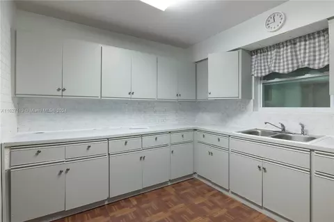 1085 W 33rd Pl, Hialeah, FL 33012 photo 2