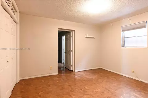 1085 W 33rd Pl, Hialeah, FL 33012 photo 6