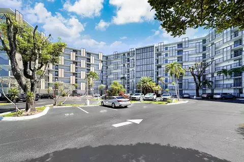 20500 W Country Club Dr #403, Aventura, FL 33180