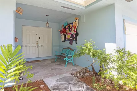 9360 SW 181st Ter, Palmetto Bay, FL 33157