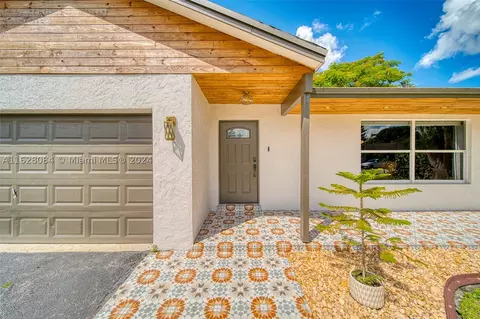 966 S Bluebird Ln, Homestead, FL 33035