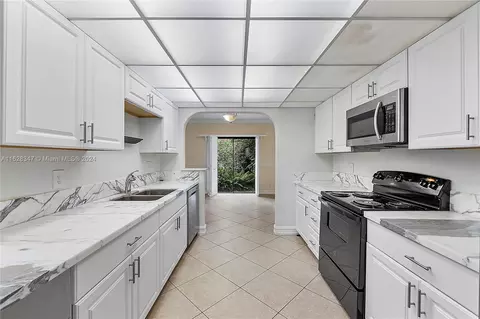 2738 S University Dr #15B, Davie, FL 33328
