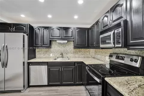 4200 Hillcrest Dr #315, Hollywood, FL 33021
