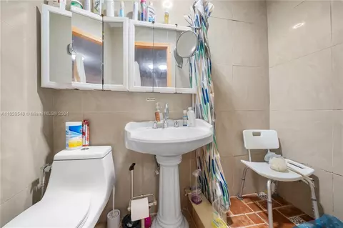 Bath - 271 E 57th St, Hialeah, FL 33013 photo 5 of 5