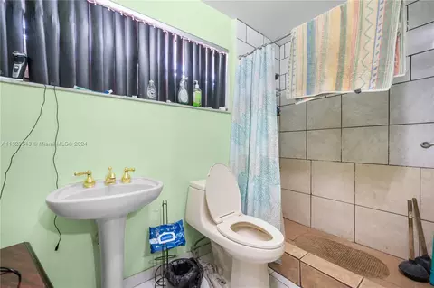 Bath - 271 E 57th St, Hialeah, FL 33013 photo 4 of 5