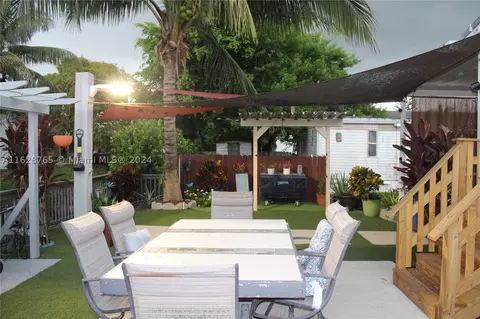 391 Commodore Dr, Plantation, FL 33325