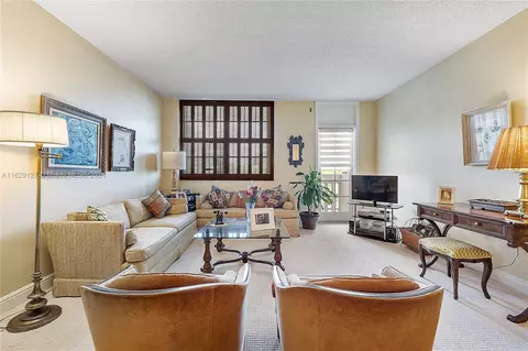90 Edgewater Dr #321, Coral Gables, FL 33133