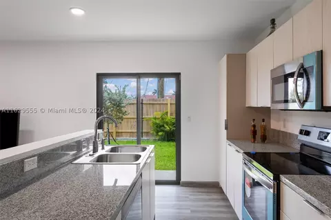 564 NW 7 St #6, Florida City, FL 33034